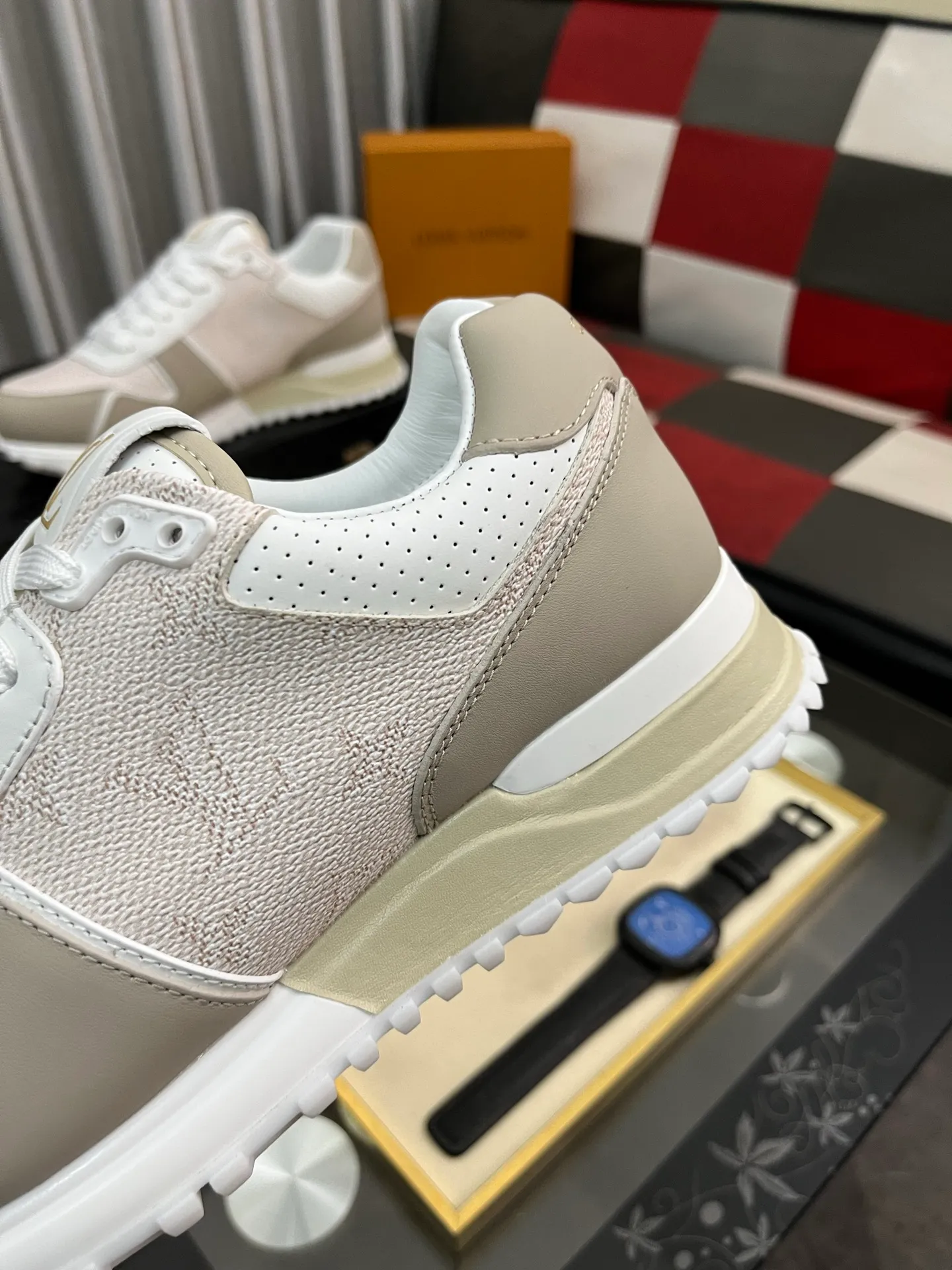 Men's men's shoes 💰760⌚️⌚️Breaking hot 🆕🆕🆕𝙇𝙑 Top version: LV TARINE Louis Vuitton Donkey Brand L Home Casual Sports Shoes Skateboard Shoes Original Purchase Development Production This LV Trainer sneaker draws inspiration from retro basketball shoes, with a mixed technical material upper and handwritten Louis Vuitton logo on the side to highlight its eye-catching style. Rubber outsole with upgraded grip, exquisite packaging at the delivery counter 🛍📦 ▪️Fabrics: Original customized imported first-layer cowhide ▪️Inner lining: Original customized breathable mesh ▪️Outsole: Original molded TPU combination outsole ▪️Sole thickness: 3CM ▪️Size: Male 38-46 (customized at 45.46)